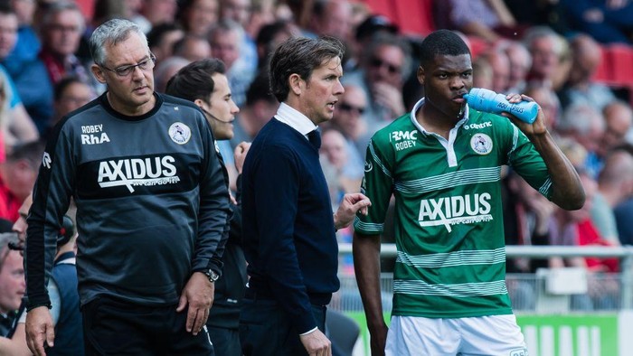 coach Alex Pastoor of Sparta Rotterdam give instructions to Denzel Dumfries of Sparta Rotterdamduring the Dutch Eredivisie match between Go Ahead Eagles and Sparta Rotterdam at The Adelaarshorst on April 22, 2017 in Deventer, The Netherlands(Photo by VI Images via Getty Images)