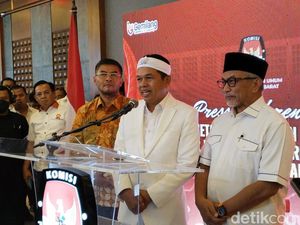Momen Kehangatan Usai Penetapan Gubernur dan Wakil Gubernur Jabar Momen Kehangatan Usai Penetapan Gubernur dan Wakil Gubernur Jabar