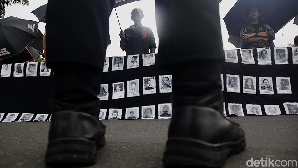 Aksi Kamisan ke-846 Soroti Beban Masyarakat Makin Tinggi Aksi Kamisan ke-846 Soroti Beban Masyarakat Makin Tinggi