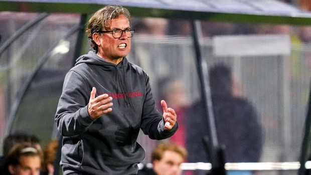 ALMERE, NETHERLANDS - MAY 3: head coach Alex Pastoor of Almere City FC gestures during the Dutch Eredivisie match between Almere City FC and sc Heerenveen at Yanmar Stadion on May 3, 2024 in Almere, Netherlands. (Photo by Patrick Goosen/BSR Agency/Getty Images)