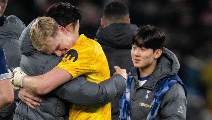 LONDON, ENGLAND - JANUARY 8: Son Heung-min, Antonin Kinsky and Yang Min-hyeok of Tottenham Hotspur FC during the Carabao Cup Semi Final First Leg match between Tottenham Hotspur and Liverpool at Tottenham Hotspur Stadium on January 8, 2025 in London, England. (Photo by Sebastian Frej/MB Media/Getty Images)