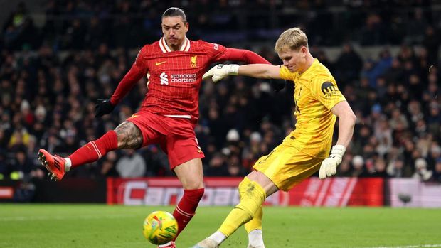 LONDON, ENGLAND - JANUARY 08: Antonin Kinsky of Tottenham Hotspur kicks the ball under pressure from Darwin Nunez of Liverpool during the Carabao Cup Semi Final First Leg match between Tottenham Hotspur and Liverpool at Tottenham Hotspur Stadium on January 08, 2025 in London, England. (Photo by Julian Finney/Getty Images)