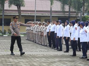 Asah Kekompakan dan Disiplin, ASN-PHL Polres Mojokerto Dilatih PBB Asah Kekompakan dan Disiplin, ASN-PHL Polres Mojokerto Dilatih PBB