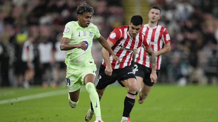 Barcelonas Lamine Yamal in action in front of Athletic Bilbaos Yuri Berchiche during the Spanish Super Cup semifinal match between Athletic Bilbao and Barcelona in Jeddah, Saudi Arabia, on Wednesday, Jan. 8, 2025. (AP Photo/Altaf Qadri)