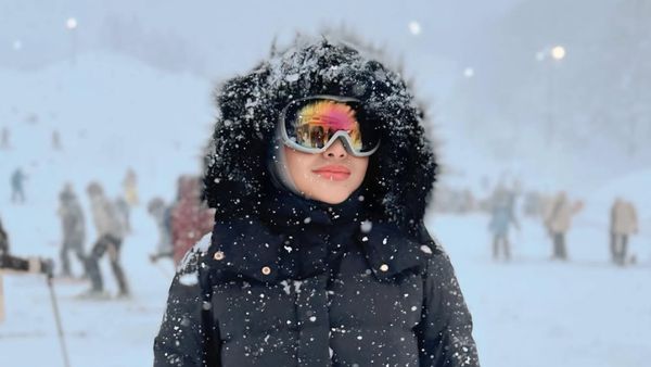 8 Gaya Aurel Hermansyah Liburan di Jepang, Pakai Rok Mini Jadi Sorotan