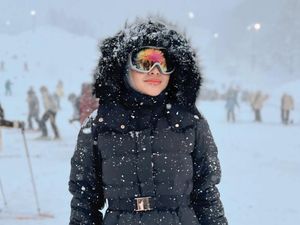 8 Gaya Aurel Hermansyah Liburan di Jepang, Pakai Rok Mini Jadi Sorotan