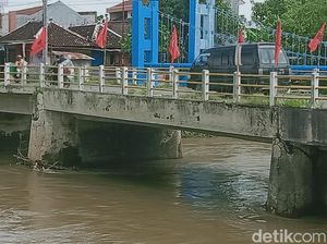 Waspada Lur! Jembatan Jalan Raya Cawas Klaten Melengkung dan Retak Tiangnya