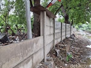 Usai Pembongkaran, Pagar Tembok Dibangun di Kolong Tol Angke