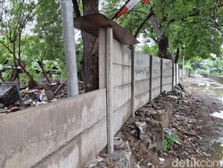 Usai Pembongkaran, Pagar Tembok Dibangun di Kolong Tol Angke