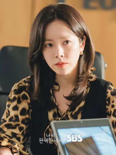 Belum lama ini, Han Ji Min kembali menyapa penggemar lewat drama Korea perdananya di tahun 2025, Love Scout. Dalam drama office romance ini, ia tampil menawan dengan perannya sebagai seorang CEO bernama Kang Ji Yoon/ Foto: instagram.com/sbsdrama.official