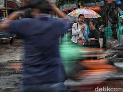 Siapkan Jas Hujan dan Payung, Jakarta Diprediksi Hujan sampai Malam