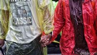 Beragam Cara Warga Terobos Hujan yang Mengguyur Sejak Pagi