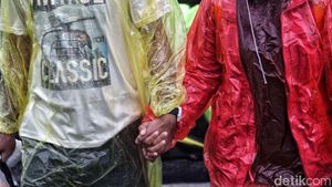 Beragam Cara Warga Terobos Hujan yang Mengguyur Sejak Pagi