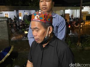Bopak Sempat Jenguk dan Cium Kening Abah Qomar di ICU Bopak Sempat Jenguk dan Cium Kening Abah Qomar di ICU