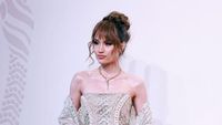 Pesona Cinta Laura di Red Carpet Bvlgari, Tangannya Dicium Anne Hathaway
