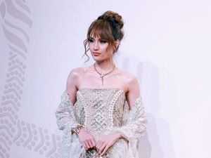 Pesona Cinta Laura di Red Carpet Bvlgari, Tangannya Dicium Anne Hathaway