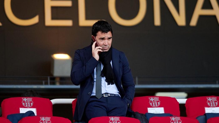 BARCELONA, SPAIN - FEBRUARY 24: Anderson de Souza Deco, sports director of FC Barcelona speaks on the phone prior to the LaLiga EA Sports match between FC Barcelona and Getafe CF at Estadi Olimpic Lluis Companys on February 24, 2024 in Barcelona, Spain. (Photo by Cristian Trujillo/Quality Sport Images/Getty Images)