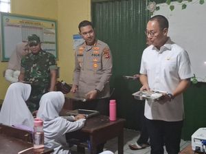 Tinjau Makan Bergizi di SD Bogor, Eddy Soeparno Lihat Antusiasme Anak Tinggi