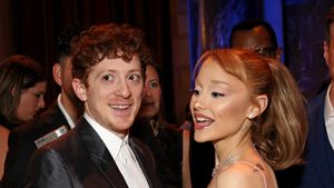 Jarang Terjadi! Potret Ethan Slater Peluk Mesra Ariana Grande Usai Cerai