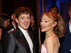 Jarang Terjadi! Potret Ethan Slater Peluk Mesra Ariana Grande Usai Cerai Jarang Terjadi! Potret Ethan Slater Peluk Mesra Ariana Grande Usai Cerai