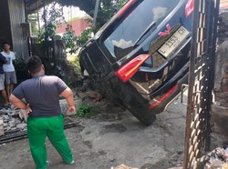 Brakk! Wuling Cortez Nungging Setelah Tabrak Pohon-Pagar Rumah di Sidoarjo