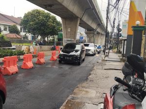 Saat Bus TransJ Jalur Langit Kena Imbas Gara-gara Jalan Amblas