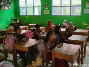 Pilu Siswa SDN 3 Ambulu Cirebon Langganan Diterjang Banjir Rob