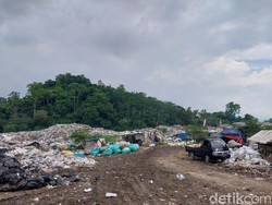 Kiriman Sampah ke TPA Gunung Santri Melonjak Tajam