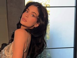 Evolusi Kylie Jenner, Dari Bibir Filler Kini Tampil Natural di Golden Globes Evolusi Kylie Jenner, Dari Bibir Filler Kini Tampil Natural di Golden Globes