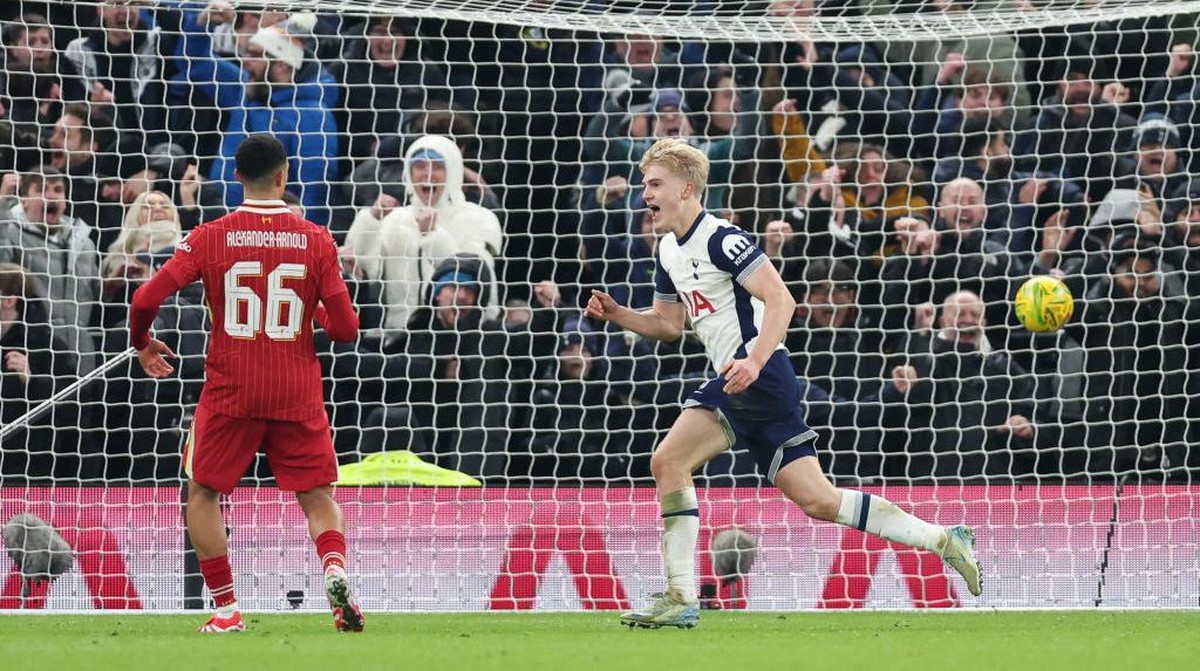 Lucas Bergvall (kanan) merayakan golnya ke gawang Liverpool. Foto: Getty Images/Harry Murphy - Danehouse