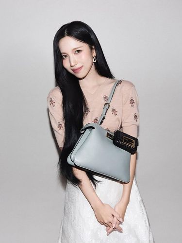 Mina TWICE sebagai brand ambassador Fendi