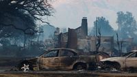 Mobil-mobil Hangus Terbakar Saat Kebakaran Hutan Landa California