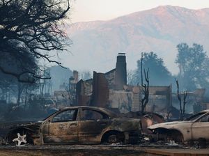 Mobil-mobil Hangus Terbakar Saat Kebakaran Hutan Landa California