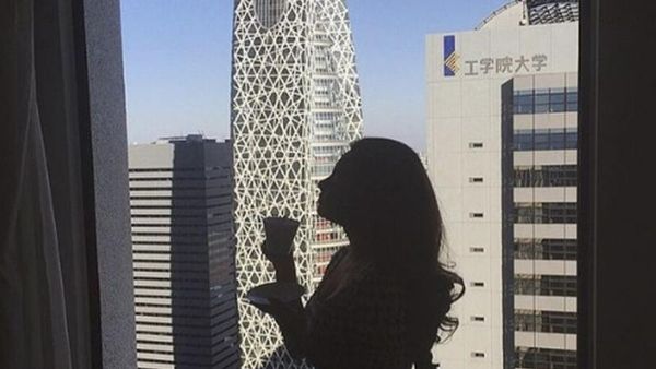 Pesona Ariel Tatum Saat Minum Kopi hingga Bikin Kue