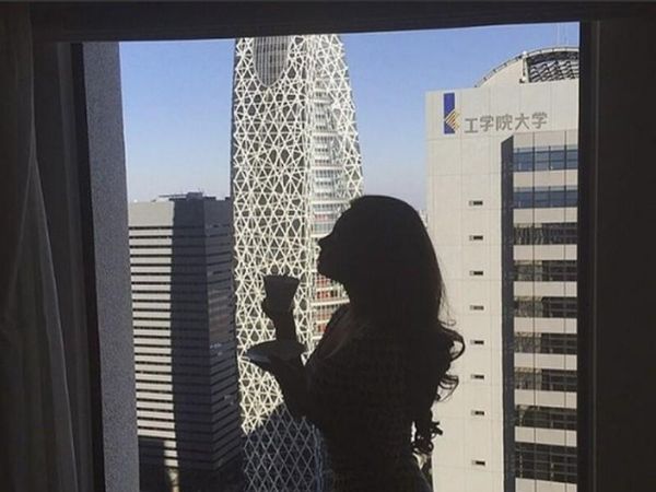 Pesona Ariel Tatum Saat Minum Kopi hingga Bikin Kue