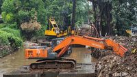 Normalisasi Bantaran Sungai Pesanggrahan untuk Cegah Banjir