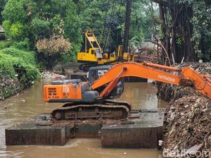 Normalisasi Bantaran Sungai Pesanggrahan untuk Cegah Banjir