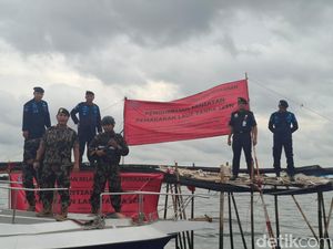 KKP Segel Pagar Misterius 30,16 Km di Laut Tangerang! KKP Segel Pagar Misterius 30,16 Km di Laut Tangerang!