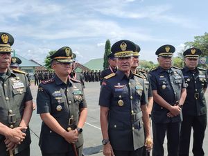 Joni Pemanjat Tiang dan 217 Bintara Selesaikan Pendidikan TNI AD di Bali Joni Pemanjat Tiang dan 217 Bintara Selesaikan Pendidikan TNI AD di Bali
