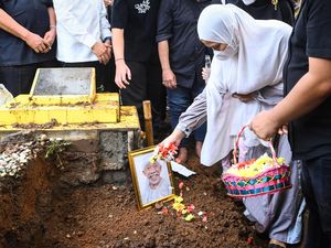 Heboh Tudingan Makam Qomar Gak Diurus, Keluarga Klarifikasi Heboh Tudingan Makam Qomar Gak Diurus, Keluarga Klarifikasi
