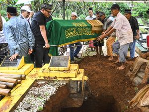 Momen Jenazah Nurul Qomar Dimakamkan