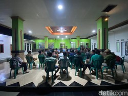 Protes Jalan Paving Rusak, Warga Sumput Gresik Dikumpulkan Kepala Desa