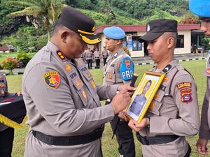 Oknum Polisi yang Bawa 141,7 Kg Ganja di Sumbar Dipecat Oknum Polisi yang Bawa 141,7 Kg Ganja di Sumbar Dipecat