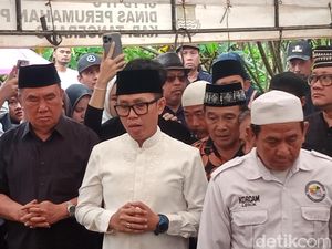 Video: Mendiang Qomar dalam Kenangan Eko Patrio-Ginanjar Video: Mendiang Qomar dalam Kenangan Eko Patrio-Ginanjar