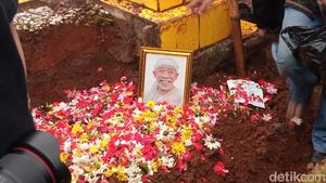 Sendu Pemakaman Abah Qomar, Eko Patrio: Saya Bersaksi Pak Haji Orang Baik