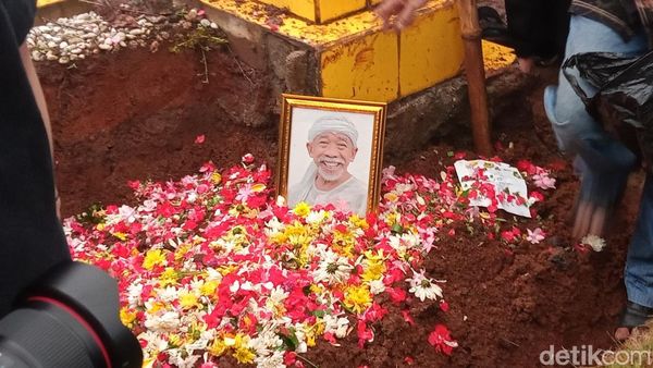 Sendu Pemakaman Abah Qomar, Eko Patrio: Saya Bersaksi Pak Haji Orang Baik