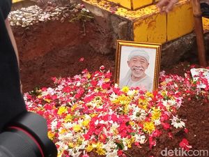 Isak Tangis dan Rintik Hujan Iringi Pemakaman Qomar Isak Tangis dan Rintik Hujan Iringi Pemakaman Qomar