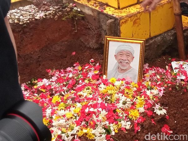 Sendu Pemakaman Abah Qomar, Eko Patrio: Saya Bersaksi Pak Haji Orang Baik