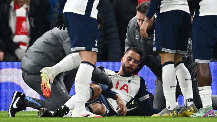 Soccer Football - Carabao Cup - Semi Final - First Leg - Tottenham Hotspur v Liverpool - Tottenham Hotspur Stadium, London, Britain - January 8, 2025  Tottenham Hotspurs Rodrigo Bentancur receives medical attention after sustaining an injury REUTERS/Dylan Martinez EDITORIAL USE ONLY. NO USE WITH UNAUTHORIZED AUDIO, VIDEO, DATA, FIXTURE LISTS, CLUB/LEAGUE LOGOS OR LIVE SERVICES. ONLINE IN-MATCH USE LIMITED TO 120 IMAGES, NO VIDEO EMULATION. NO USE IN BETTING, GAMES OR SINGLE CLUB/LEAGUE/PLAYER PUBLICATIONS. PLEASE CONTACT YOUR ACCOUNT REPRESENTATIVE FOR FURTHER DETAILS..