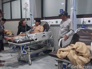 Tangis Histeris Saifudin Saat Istri-Anak Tewas di Laka Maut Bus Kota Batu Tangis Histeris Saifudin Saat Istri-Anak Tewas di Laka Maut Bus Kota Batu